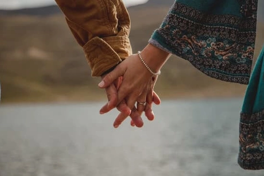 Cặp đôi yêu nhau làm hình nền