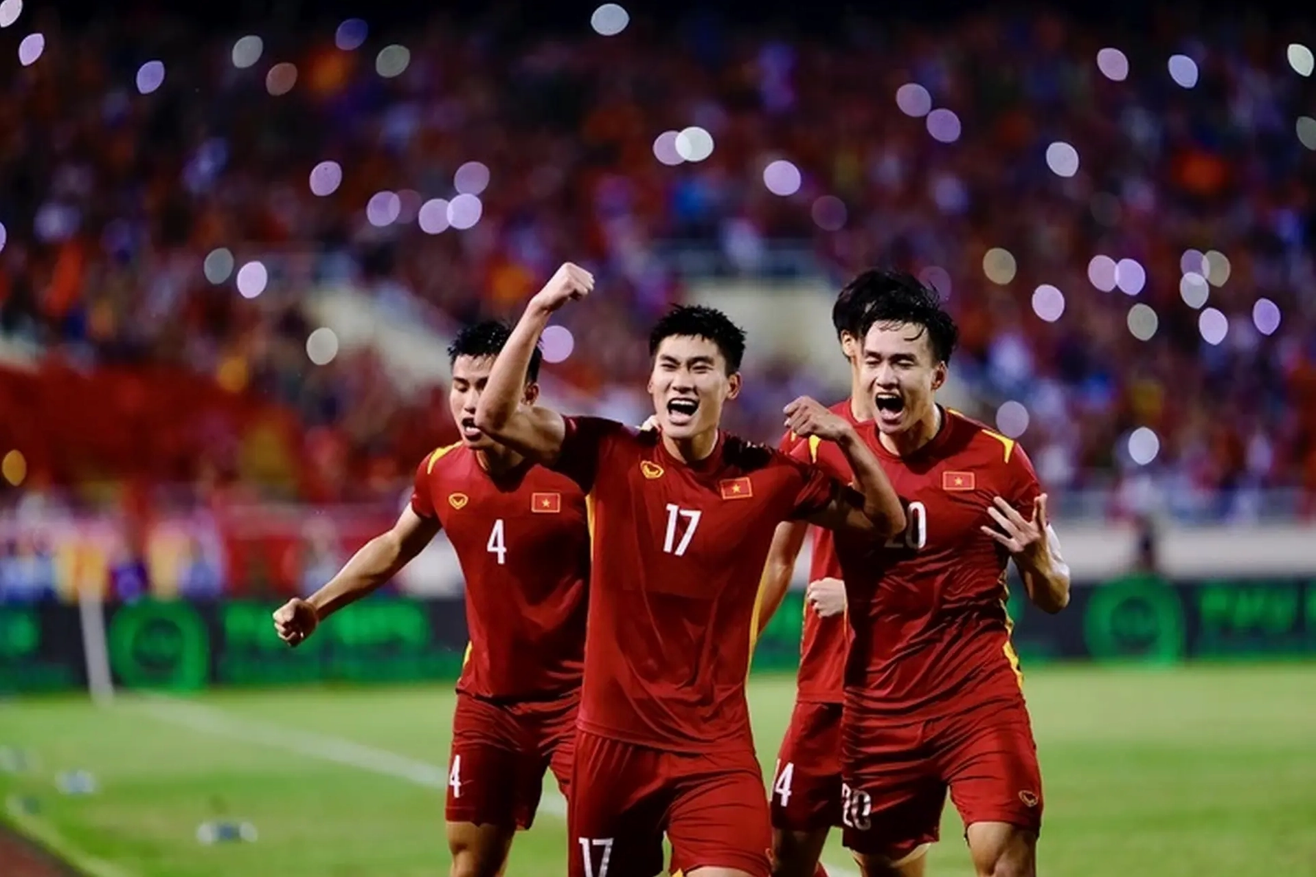 Cầu thủ đang sút bóng