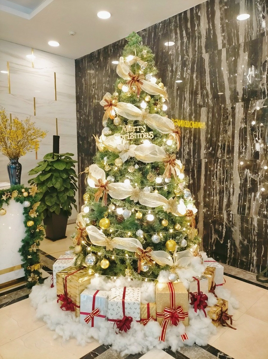 Cây thông Noel nhiều quả châu