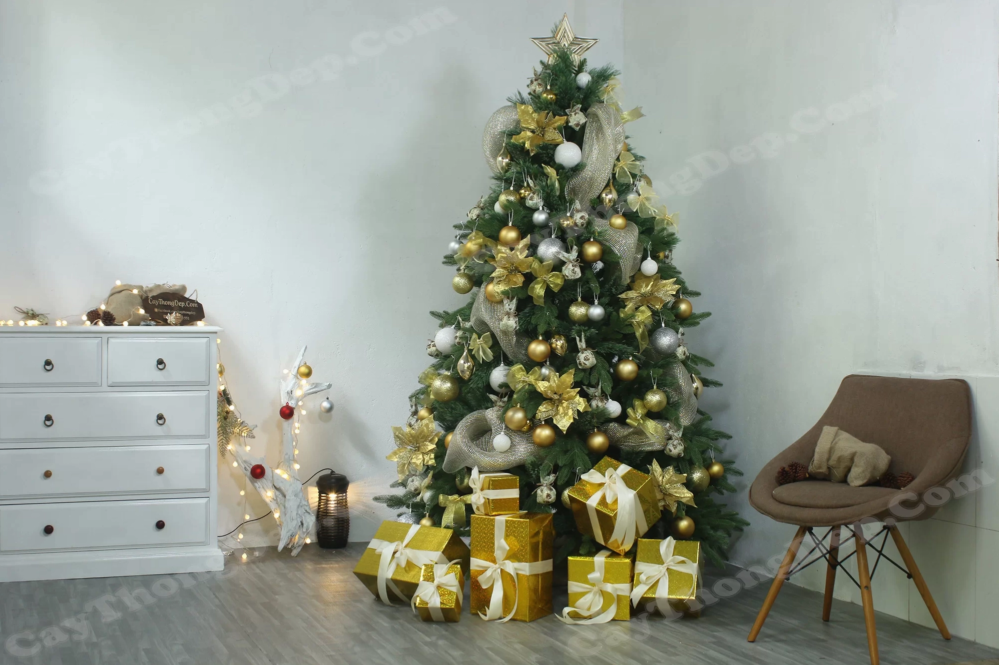 Cây thông Noel trang trí theo chủ đề
