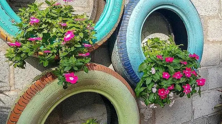 Chậu hoa lốp xe được xếp chồng lên nhau