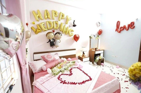 Chuẩn bị trang trí phòng cưới