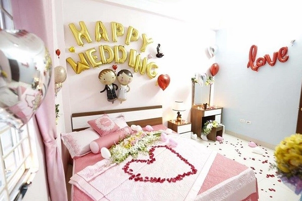 Chuẩn bị trang trí phòng cưới