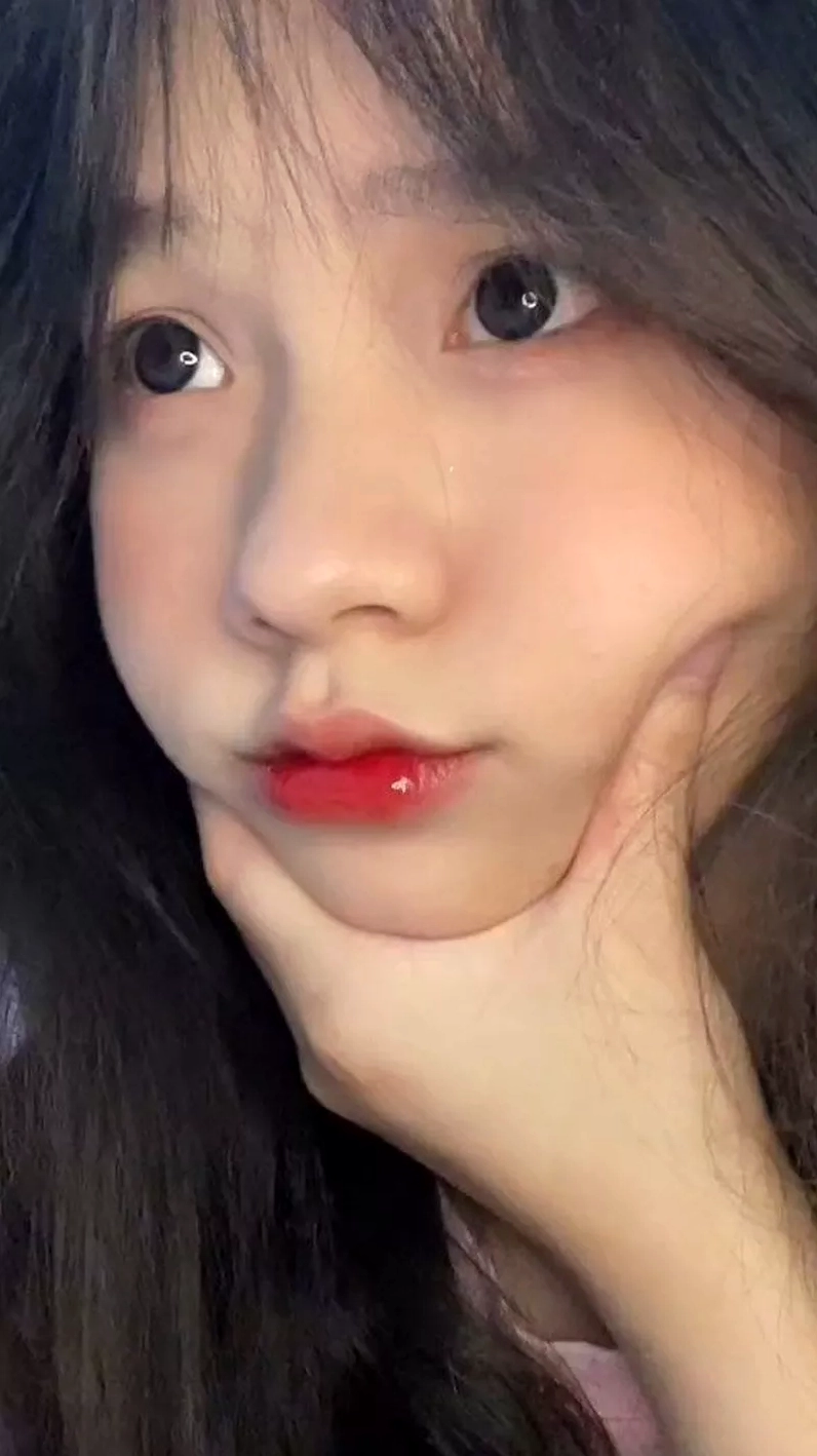 Cô gái dễ thương phù hợp làm hình nền điện thoại