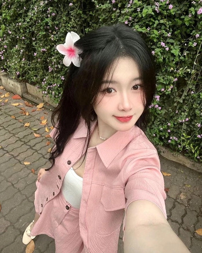 Cô gái trẻ trung cười tươi