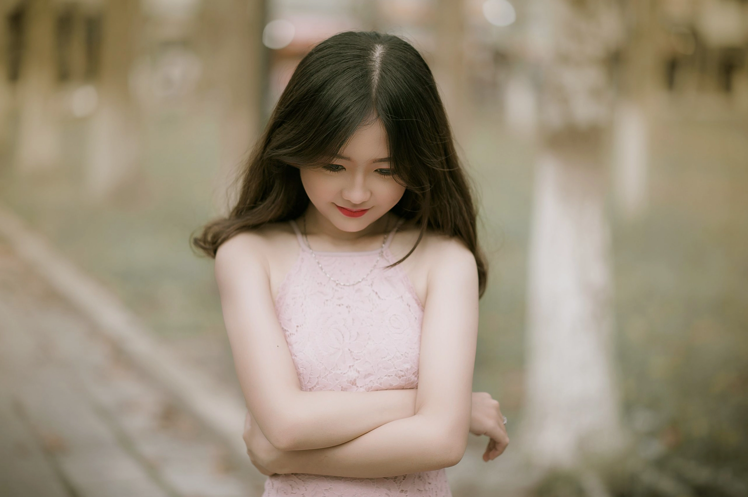 Cô gái trong khung cảnh thiên nhiên