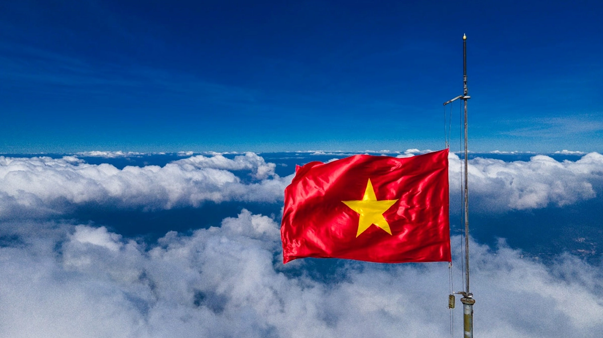 Cờ Việt Nam tung bay