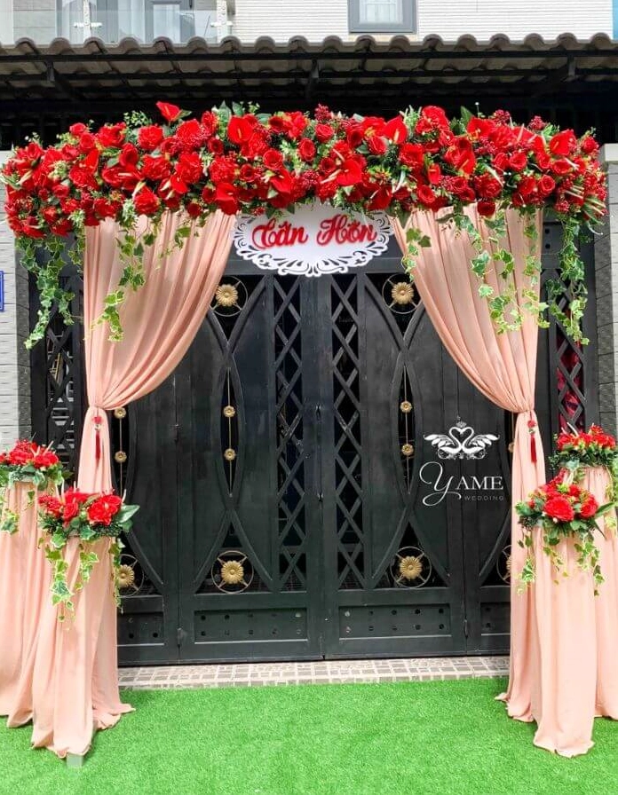 Cổng cưới màu đỏ rực rỡ