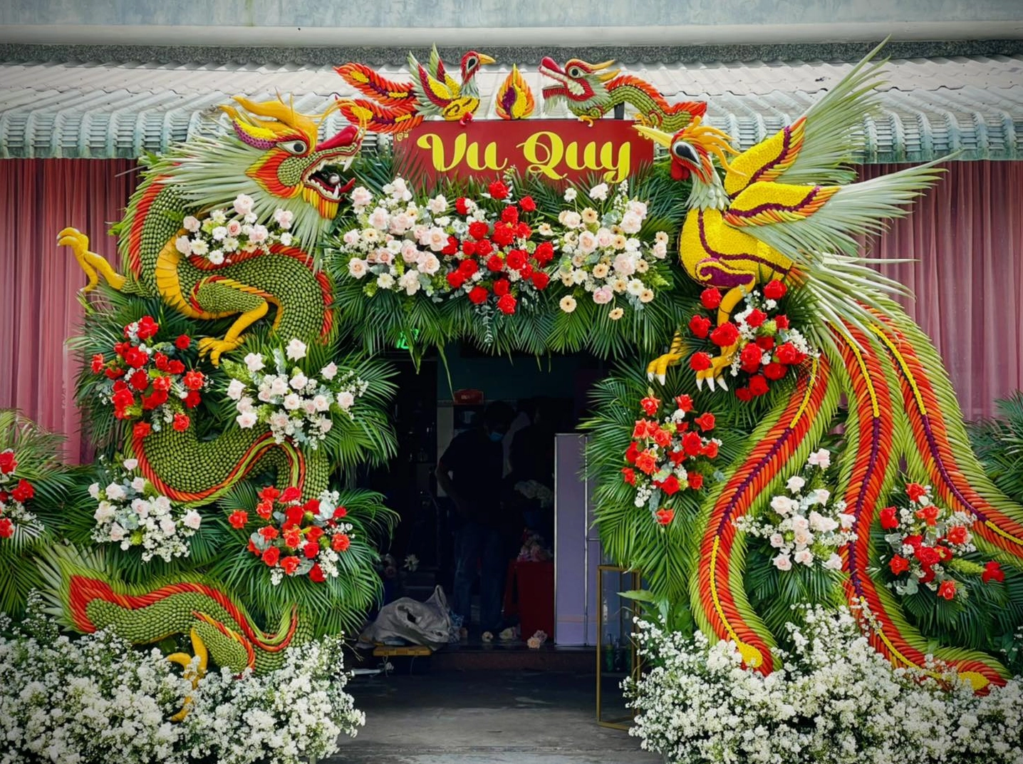 Cổng cưới với hoa hồng