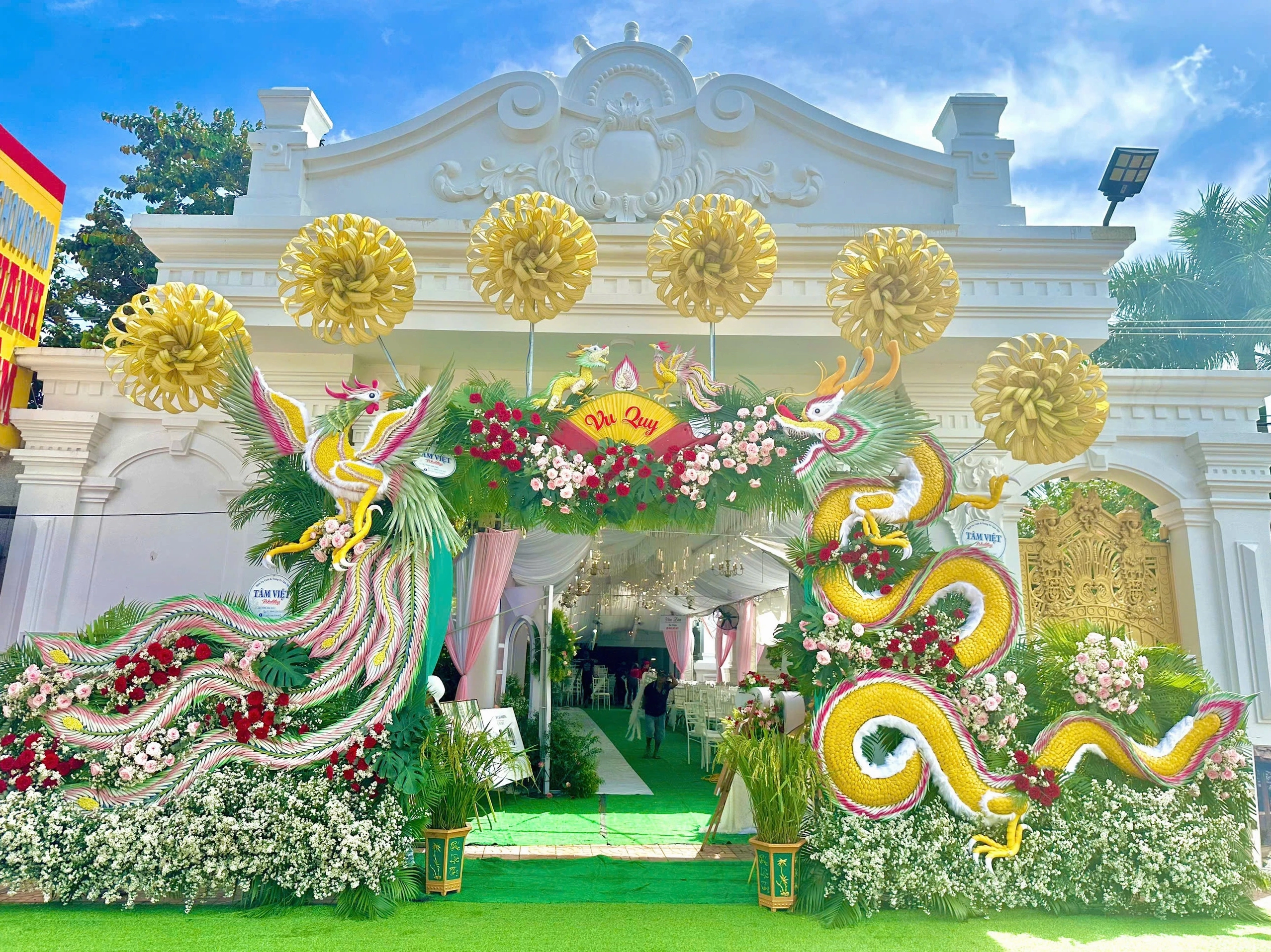 Cổng hoa cưới nổi bật