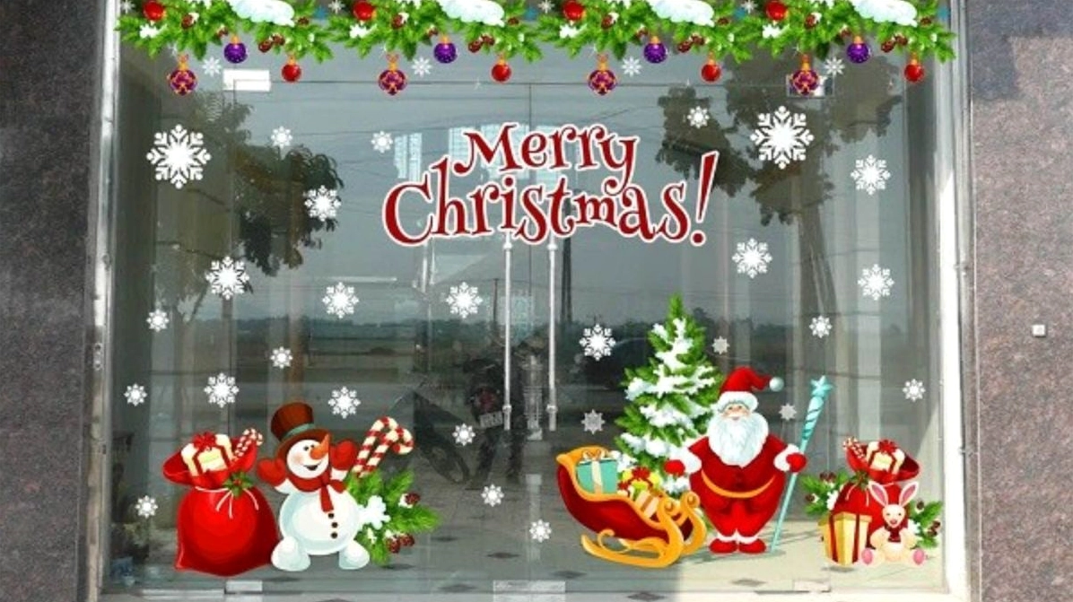 Cửa kính trang trí noel với dây kim tuyến và đèn