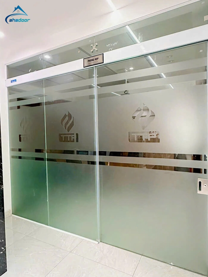 Dán decal cửa kính với họa tiết hoa văn