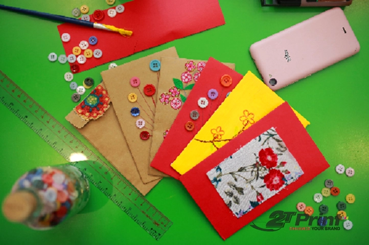 Dán sticker trang trí bao lì xì