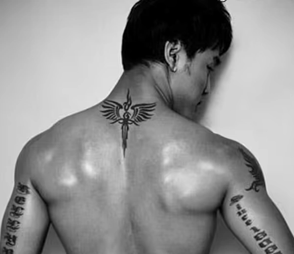 Hình xăm đầu lâu mini sau gáy nam