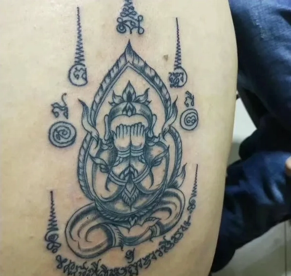 Hình xăm bùa may mắn cho nam sau lưng