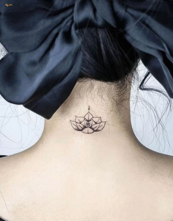 Hình xăm chiếc lá nhỏ ở cổ
