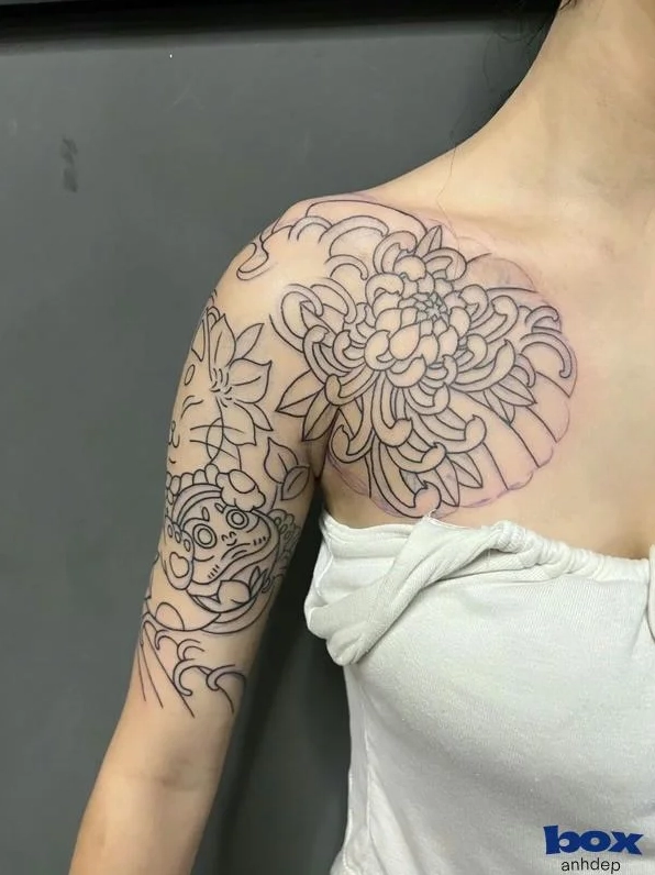 Hình xăm chữ ở bắp tay nữ