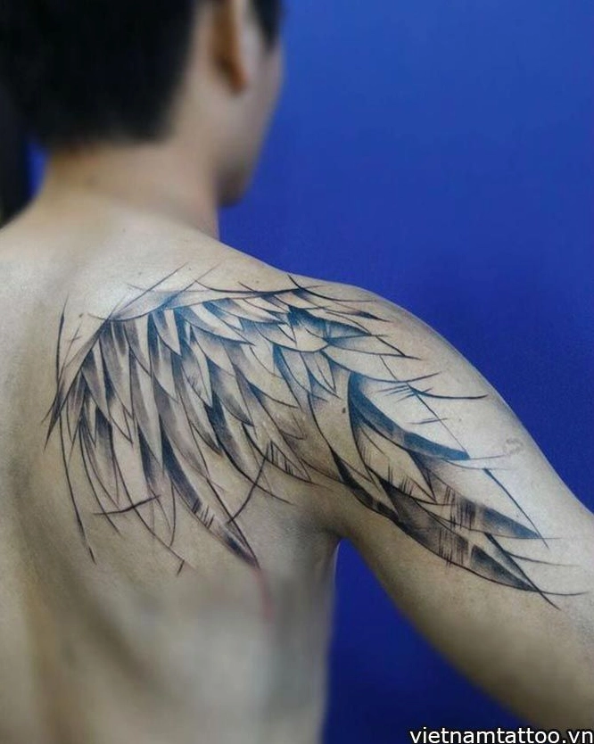 Hình xăm chữ tiếng Anh ở vai nam