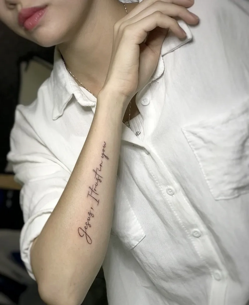 Hình xăm chữ ý nghĩa ở tay nữ