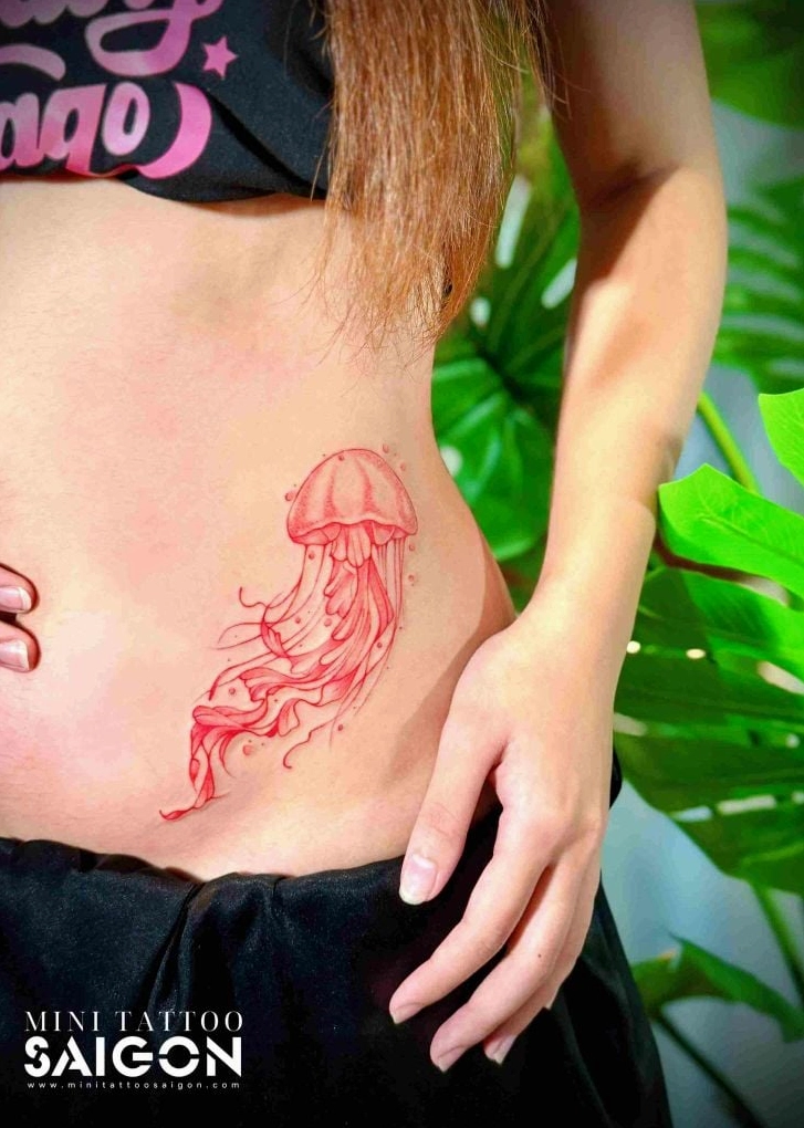 Hình xăm con cua màu đỏ ở eo