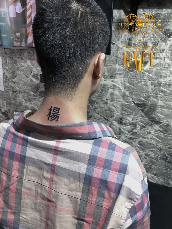 Hình xăm hổ sau gáy nam