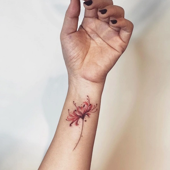 Hình xăm hoa bi ngần nhỏ ở tay nữ