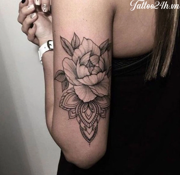 Hình xăm hoa đẹp ở cánh tay nữ