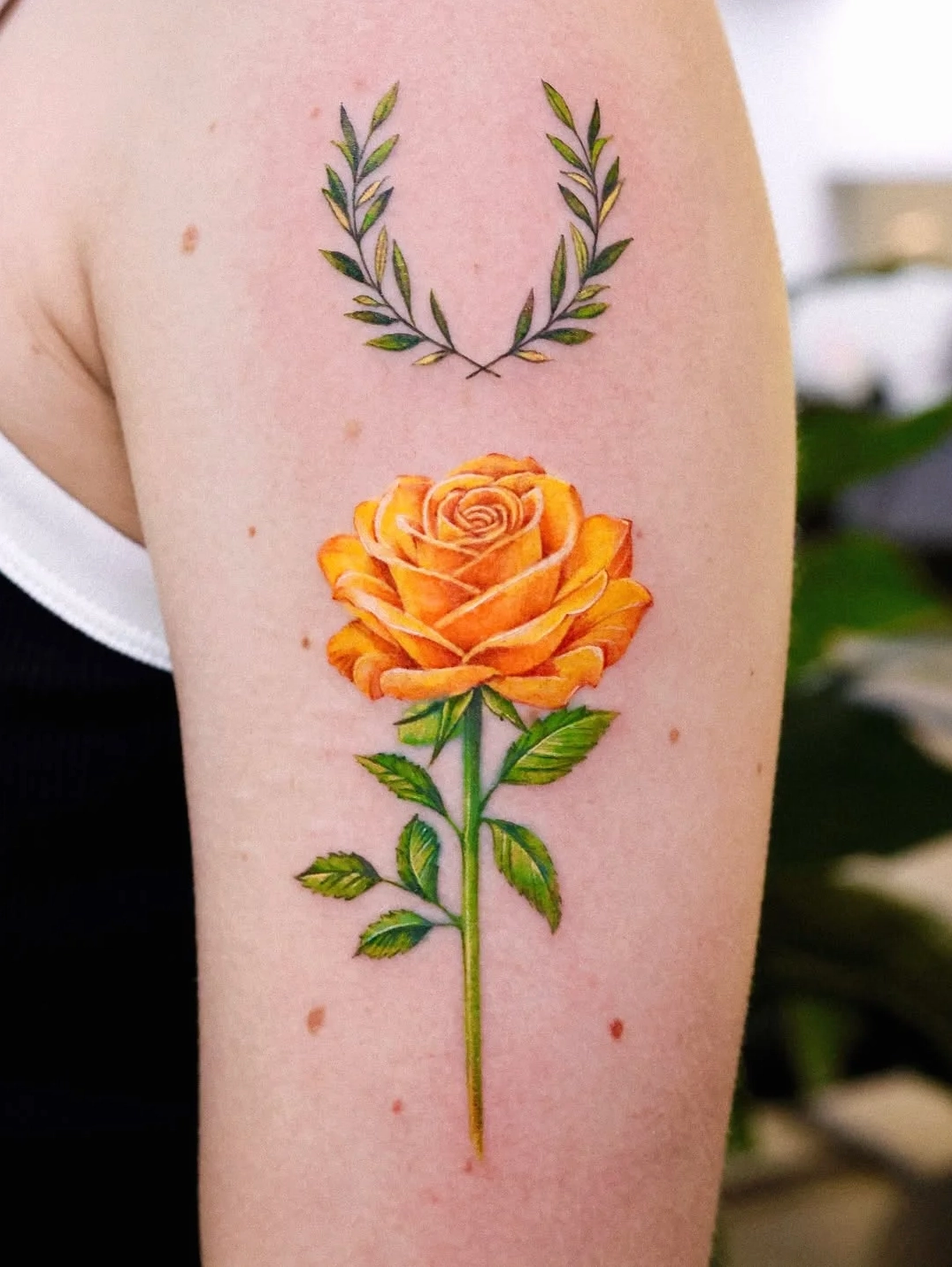Hình xăm hoa hồng nhỏ tinh tế nam