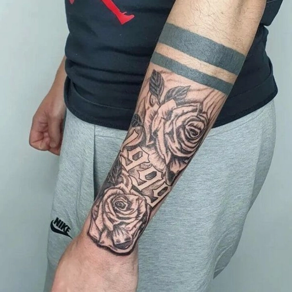Hình xăm hoa hồng ở bắp tay nam