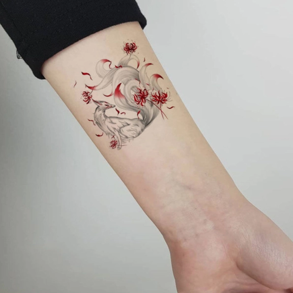 Hình xăm hoa ly nhỏ ở cổ tay nữ