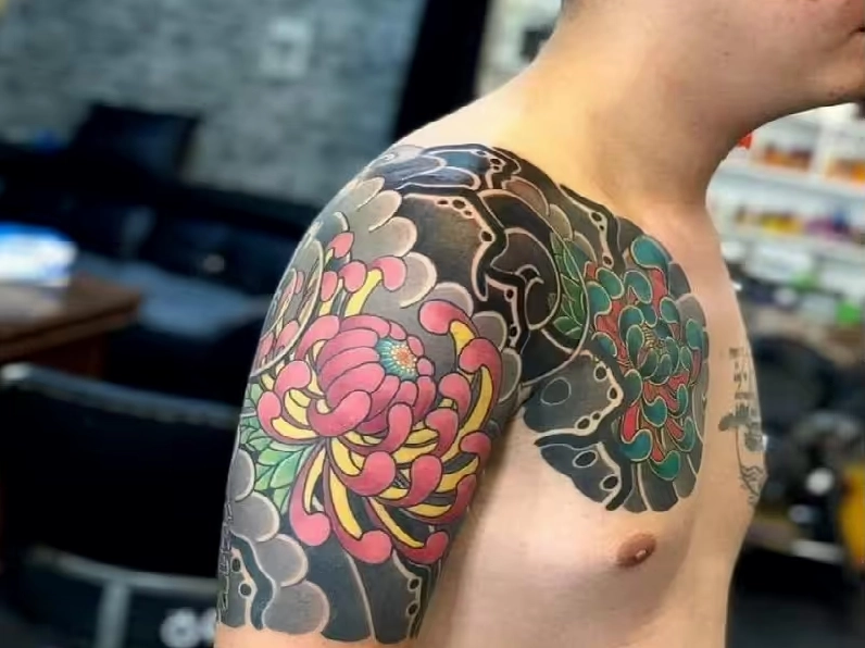 Hình xăm hoa mẫu đơn kín tay cho nam