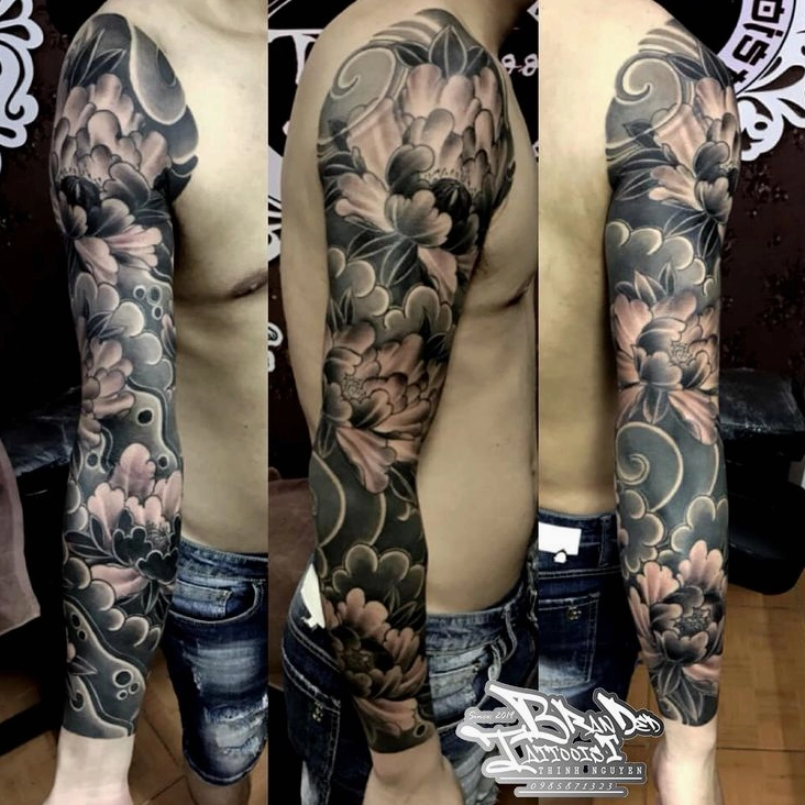 Hình xăm hoa mẫu đơn ở bắp tay nam