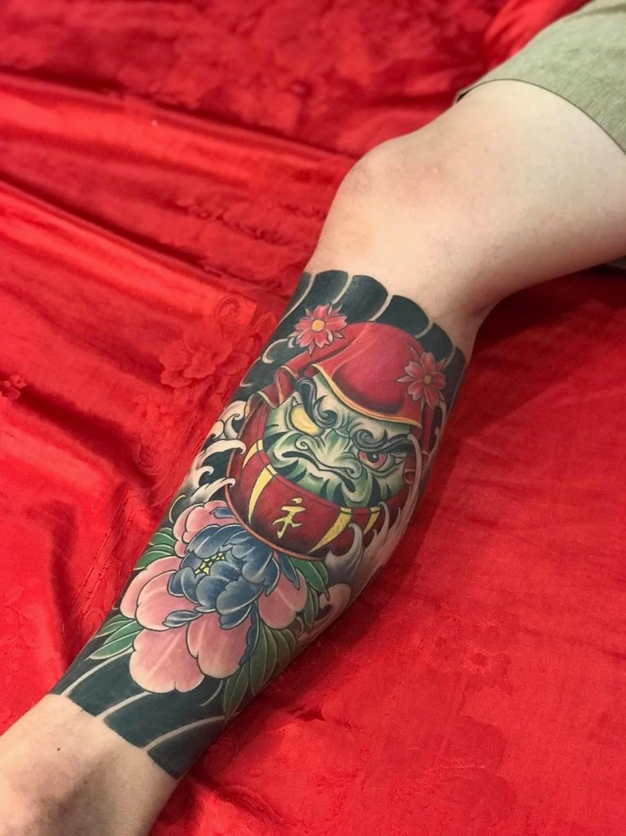 Hình xăm hoa mẫu đơn và Daruma