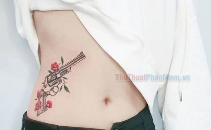 Hình xăm hoa nhỏ ở eo nữ