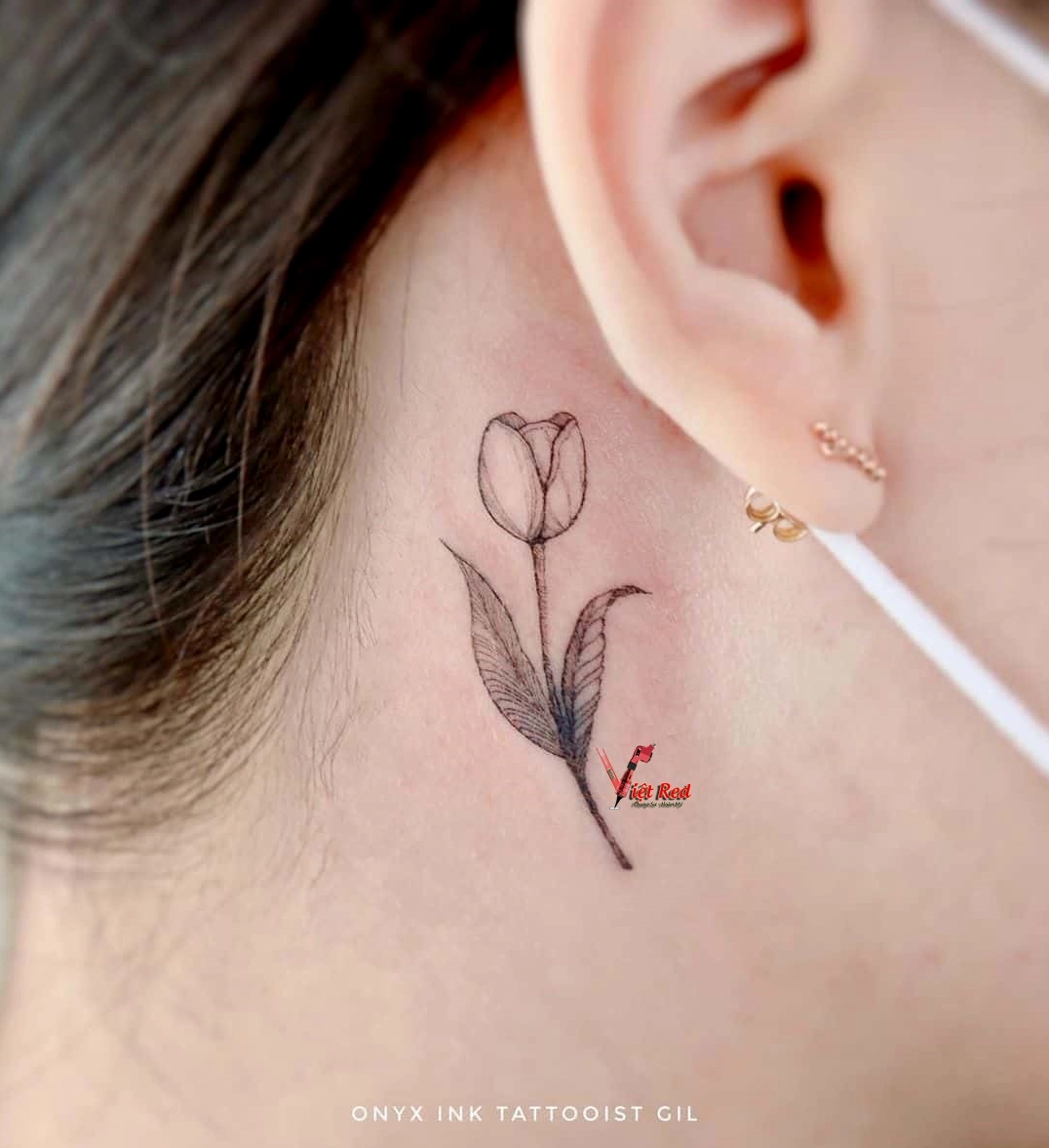 Hình xăm hoa nhỏ sau tai