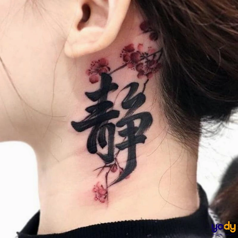 Hình xăm hoa đơn giản ở cổ