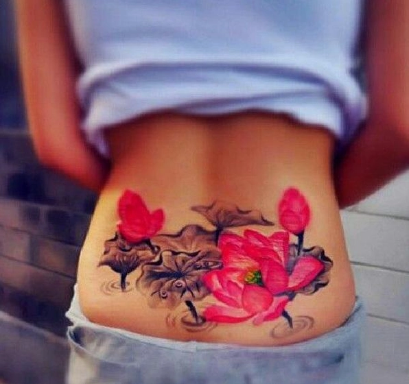 Hình xăm hoa sen sau lưng quần nữ