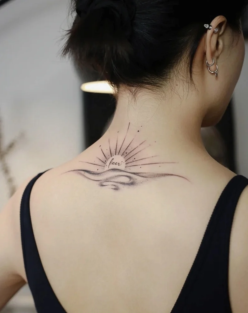 Hình xăm họa tiết hình học sau gáy nam