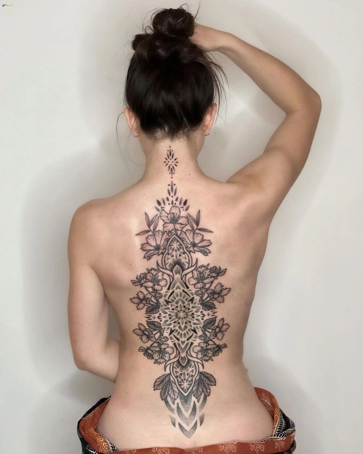 Hình xăm lưng nữ hoa văn tinh tế