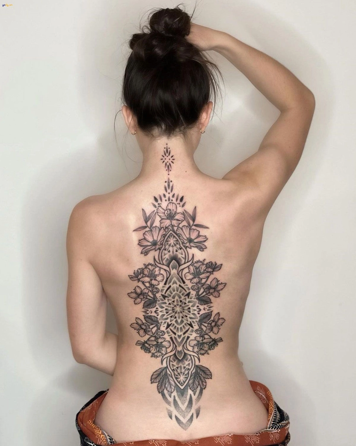 Hình xăm mạn đà la ở lưng nữ