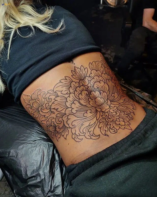 Hình xăm mandala ở thắt lưng nữ