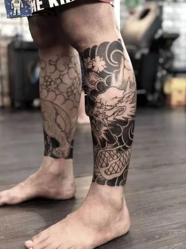 Hình xăm màu bắp chân nam
