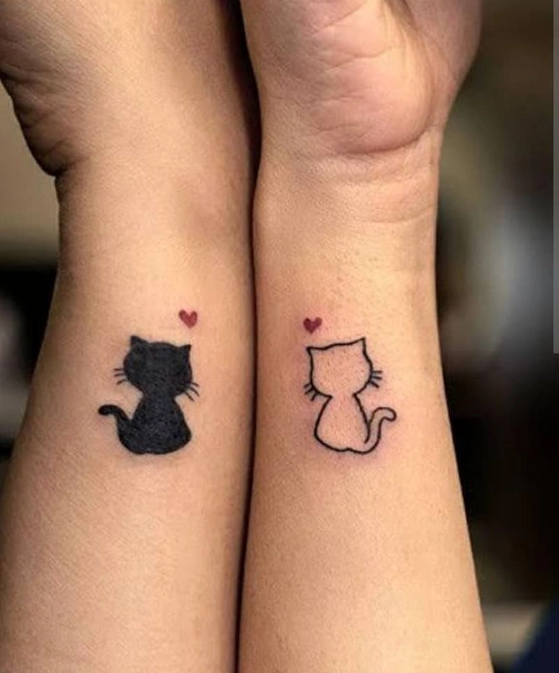 Hình xăm mèo mini ở bắp tay