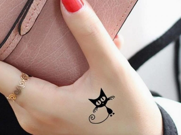 Hình xăm mèo mini ở eo