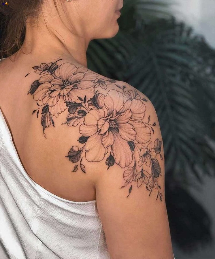 Hình xăm mini hoa nhỏ trên vai