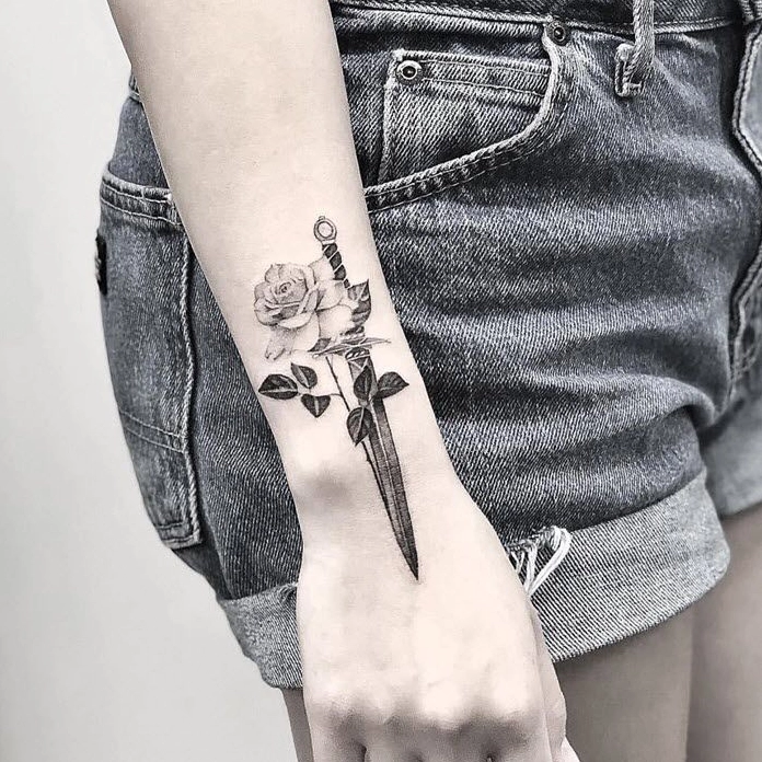 Hình xăm nghệ thuật ở tay nữ