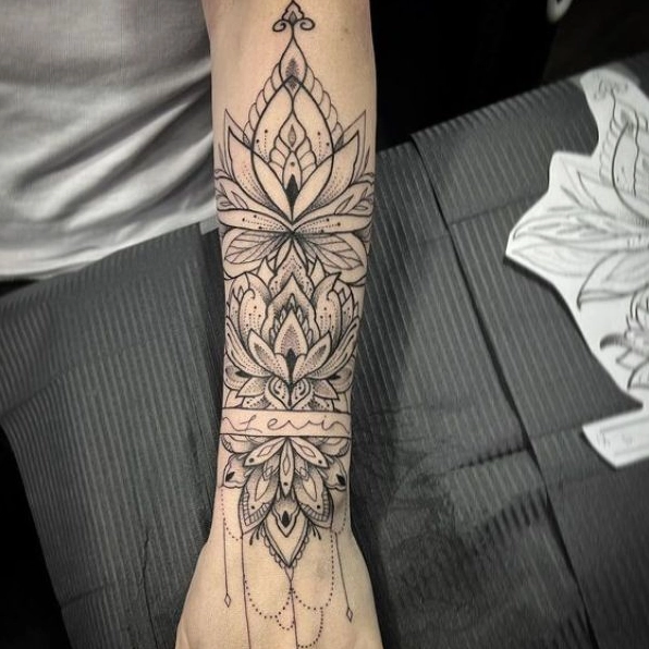 Hình xăm nhỏ ở cổ tay nữ