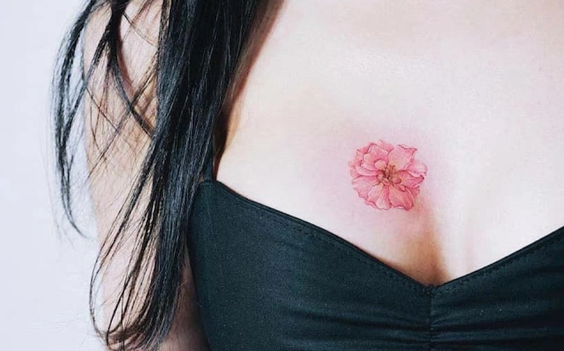 Hình xăm tối giản ở ngực nữ