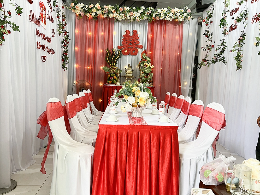 Hoa tươi trang trí bàn thờ gia tiên