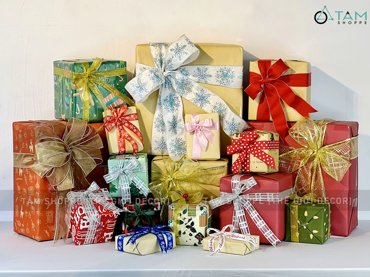 Hộp quà trang trí Noel với nơ vải